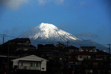 住宅街の富士山