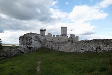 Fototapeta na wymiar historical medieval castle Ogrodzieniec in southern poland