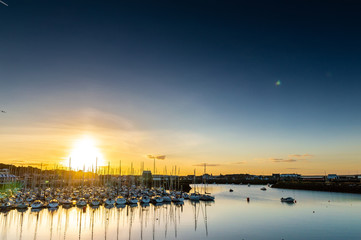 Obraz premium sunset above the harbour