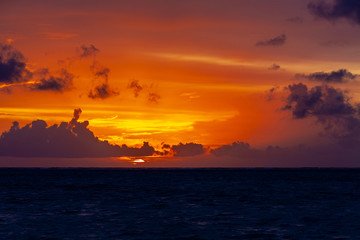 夕焼け, 海, 太陽, 空, 水, 日の出, 浜, 帆船, 地平線, 自然, オレンジ, 雲, 風景, 今夜, 夜明け, 旅行, ボート, 光, クルーズ, モルジブ, モルディブ, リラックス, カップル, 家族, ツアー, 海外, 地中海, インド洋, ハワイ, 沖縄, 海南島, リゾート, 水上, ヴィラ, 高級, ホテル, 民泊, 旅館, 老舗, 料理, 和食, 洋食, フランス, イタリ