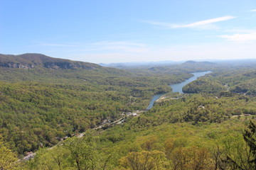 Obraz premium lake lure in between the woods