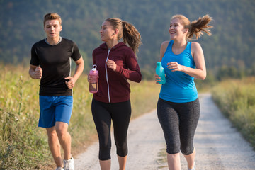 Obraz premium young people jogging on country road