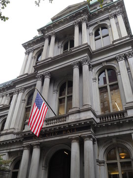 Old City Hall mit amerikanischer Fahne in Boston, Massachusetts