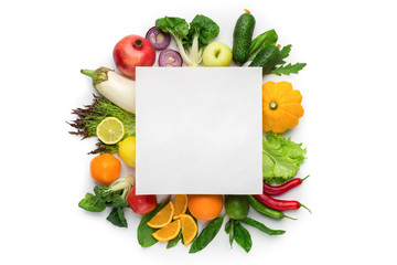Composition à plat avec des légumes frais et une carte vierge