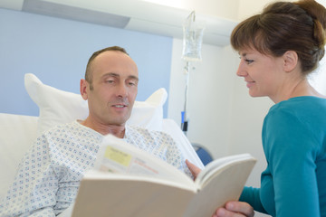 Obraz premium wife visiting her husband at the hospital