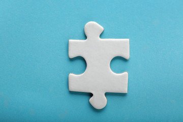 Obraz premium Piece of jigsaw puzzle on color background