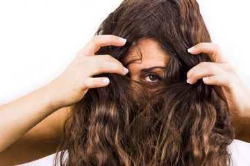 Fototapeta premium Piękna kobieta usuwanie włosów z twarzy na białym tle