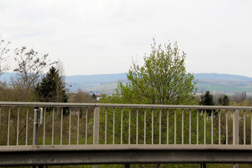 blick über ein gitter in die landschaft von stadecken-elsheim hessen deutschland fotografiert...