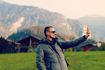 Naklejka premium Man taking selfie on top of the mountain