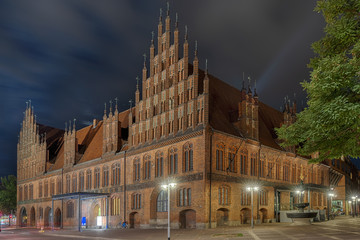 Fototapeta na wymiar Hannover Altstadt mit Stadtkirche Nacht