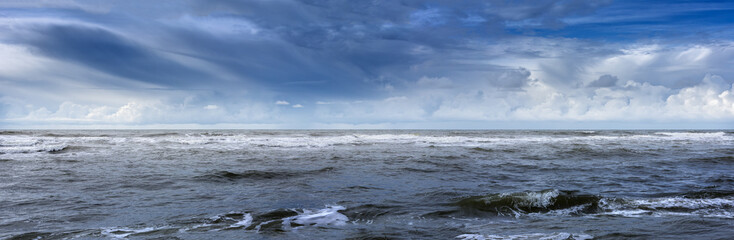 Meer mit Wellen und dramitischen Wolken im Panorama