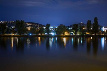 Obraz premium Vltava river at night