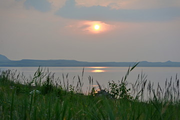 рассвет у озера