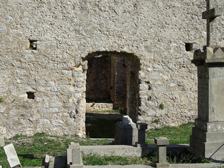 alter aufgelassener Friedhof in Kroatien