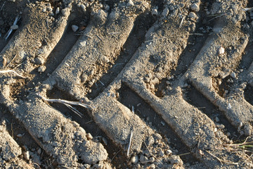 Spur eines Traktorreifens im Acker, Nahaufnahme © happylights