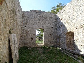 alter aufgelassener Friedhof in Kroatien