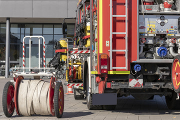 Einsatzwagen und Schlauchwagen der Feuerwehr