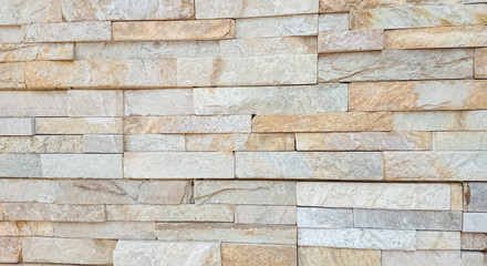 暖色系の天然石の壁材
