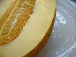 Дыня с семенами на тарелке