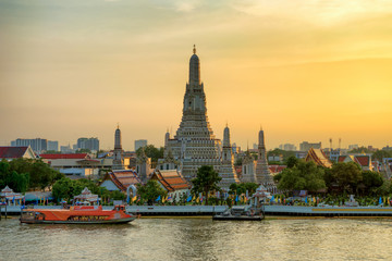 Fototapeta premium Świątynia Wat Arun o zachodzie słońca w Bangkoku w Tajlandii. Wat Arun to świątynia buddyjska w dzielnicy Bangkok Yai w Bangkoku w Tajlandii, Wat Arun jest jednym z najbardziej znanych zabytków Tajlandii