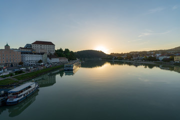 Linz mit Donau bei Sonnenuntergang