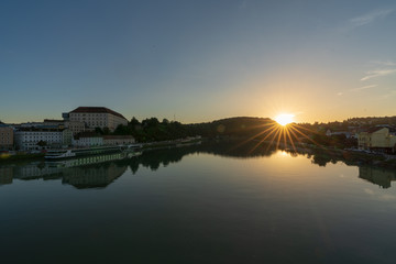 Obraz premium Linz mit Donau bei Sonnenuntergang
