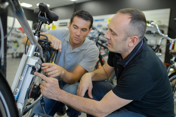 client and seller discussing in a nicycle store
