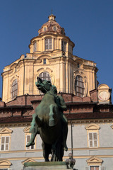 Obraz premium TORINO CON CUPOLA CHIESA DI SAN LORENZO E STATUA, TURIN WITH DOME OF SAN LORENZO CHURCH AND STATUE