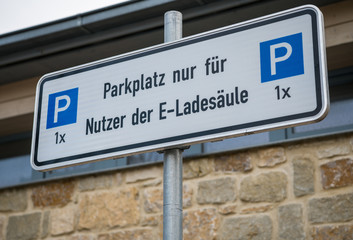 Obraz premium Parkplatzschild, E-Ladesäule