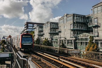 Straßenbahn fährt in die Station Baumwall Hamburg ein 