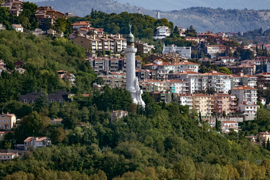 Trieste, Faro della Vittoria, con la collina boscosa sullo sfondo della citt&agrave;