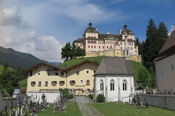 Fototapeta na wymiar Schloss Wolfsthurn und Kirche Mareit, Südtirol