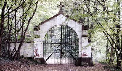 Antikes Tor verwittert im Wald