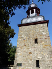 Schiefer Glockenturm in Gau-Weinheim / Rheinhessen