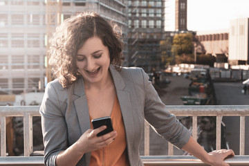 Frau mit Mobiltelefon, lächelnd