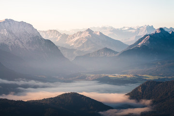 Früh am Morgen mitten in den Bergen