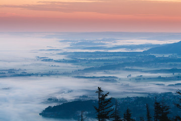 Sonnenaufgang und Nebel im Voralpenland