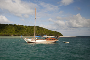 Segelschiff ankert vor Trauminsel