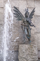 Rzeźba skrzypka ze skrzydłami przy fontannie