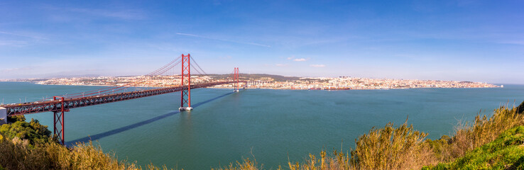 Obraz premium Lisbon Skyline Panorama Seen from the south bank of the River