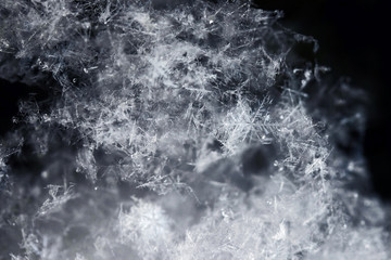 Nahaufnahme von Schneeflocken im Winter. Schneeflocken sehen aus wie Sterne 