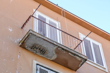 Fototapeta na wymiar Gebäudeschäden durch Feuchtigkeit am Balkon