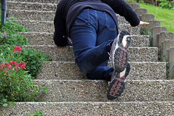 Treppensturz einer Frau. Eine Frau ist auf einer Treppe ausgerutscht und gefallen