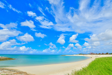 青い空、青い海、白い砂浜のビーチ