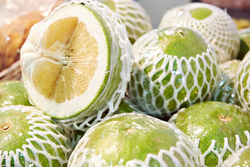 Obraz na płótnie Canvas Pomelo fruits in the packaging in store