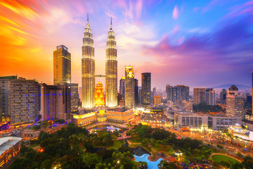 De stadshorizon van Kuala Lumpur in de schemering, Kuala Lumpur Maleisië