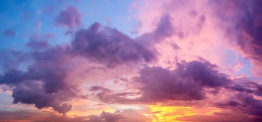 Crédence de cuisine en verre imprimé Ciel Vue panoramique sur l& 39 atmosphère dramatique du ciel crépusculaire coloré artistique et des nuages en été tropical.