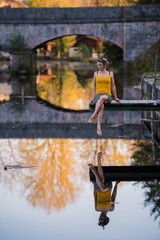 Reflet miroir femme rivière