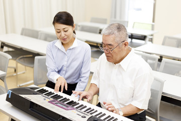 ピアノを楽しむ高齢の男性
