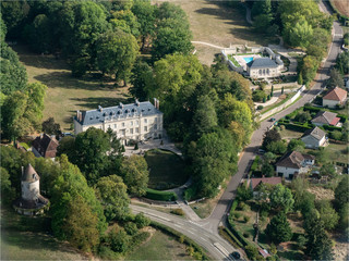 Obraz premium Vue aérienne du château de Savigny-le-Bois dans le département de l'Yonne en France